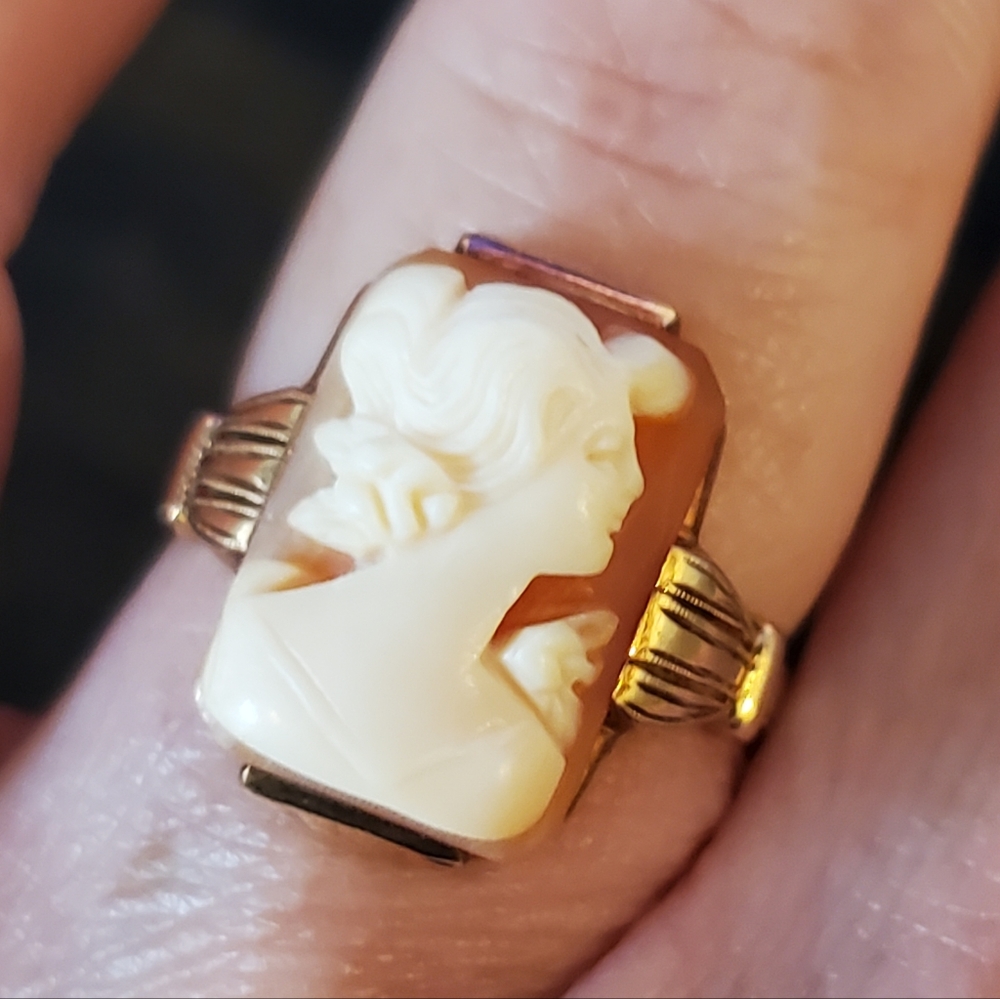 Amazing Antique 10K Cameo Ring and Original Box